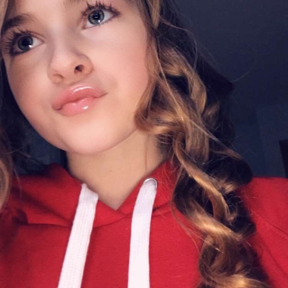 Profile Picture of Izzy Genualdi (@izzygenualdi) on Poshmark