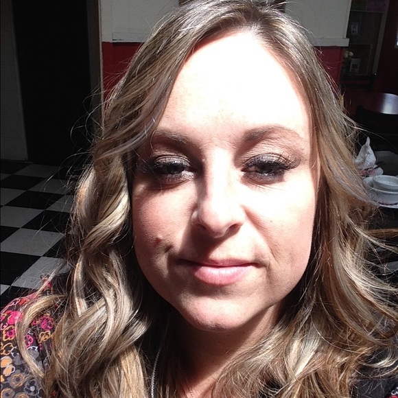Profile Picture of Mandi Wilson (@mandobear) on Poshmark