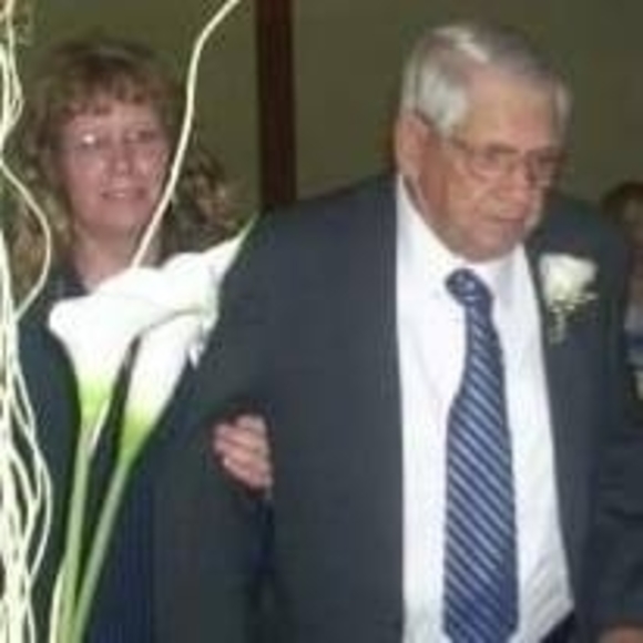 Profile Picture of Lisa Speakes (@lisagspeakes) on Poshmark