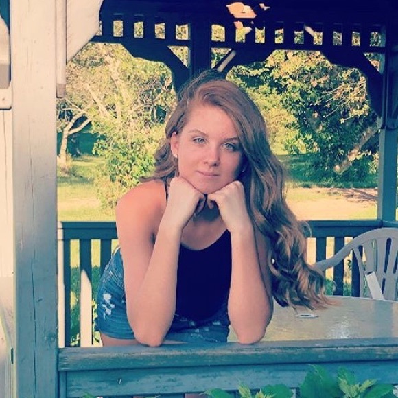 Profile Picture of Brynli Moore (@brynli_moore) on Poshmark