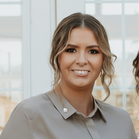 Profile Picture of Alyson Proulx (@alysonproulx) on Poshmark