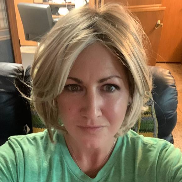 Profile Picture of Robin Silvey (@rbnslvy) on Poshmark