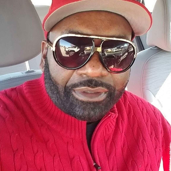 Profile Picture of Perry Schoolfield (@plschool1) on Poshmark