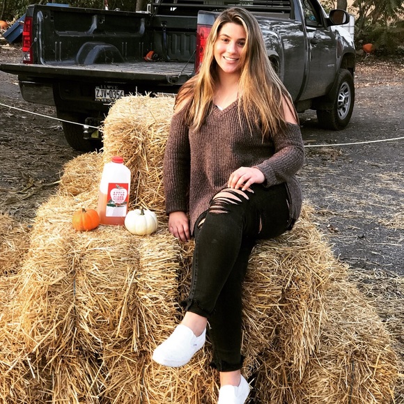 Profile Picture of Maria Galiszewski (@mariagalis) on Poshmark