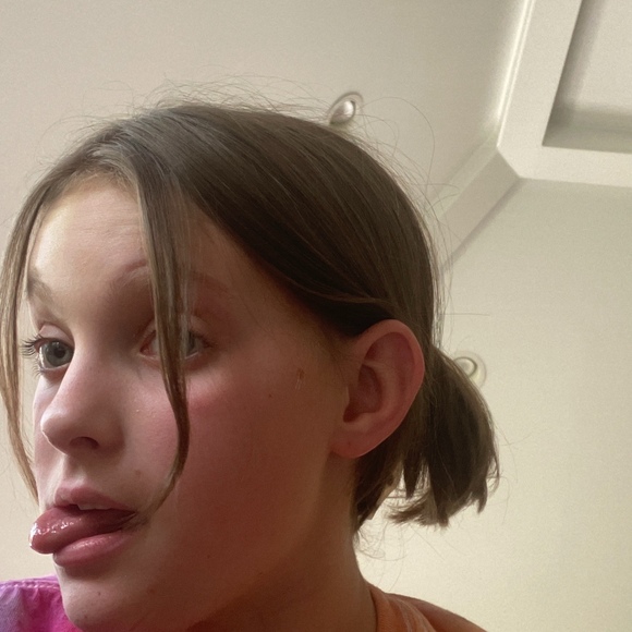 Profile Picture of Ainsley Vititoe (@ainslerss44) on Poshmark