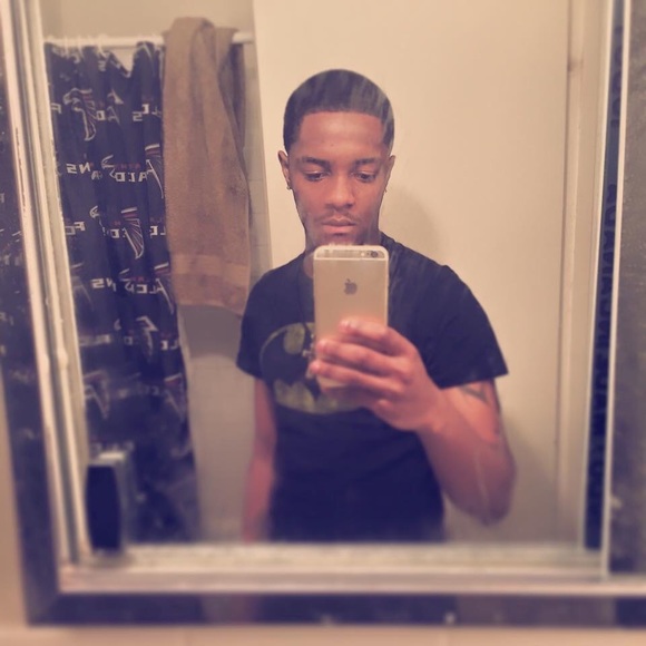 Profile Picture of Darius Long (@riseupprintz) on Poshmark