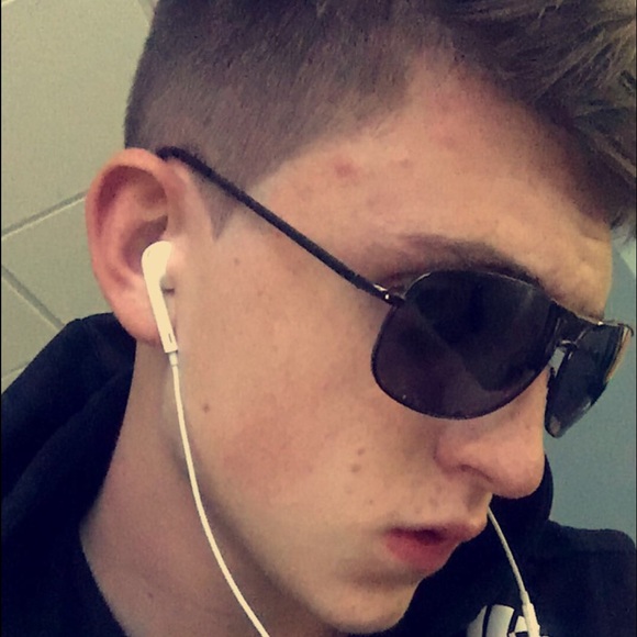 Profile Picture of Sean Szigeti (@seandeadeye) on Poshmark