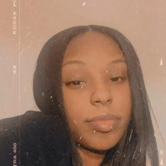 Profile Picture of Tkylia Baisten (@tkyliabaisten) on Poshmark