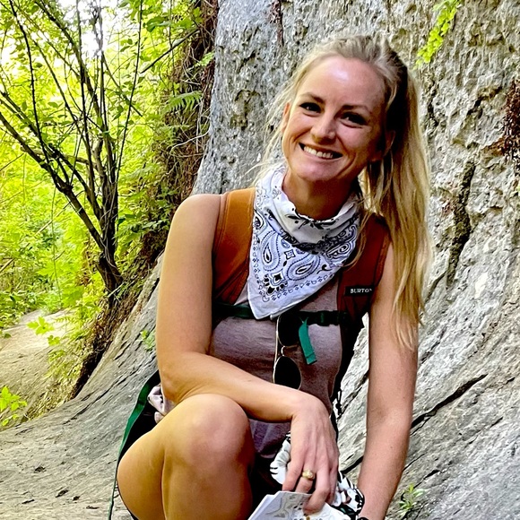 Profile Picture of Bailey Klutts (@baileybarton22) on Poshmark