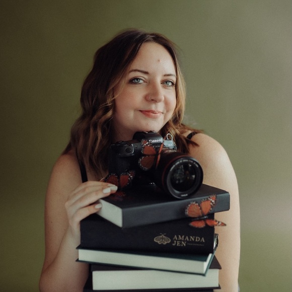 Profile Picture of Amanda Dietschweiler (@adietschweiler) on Poshmark