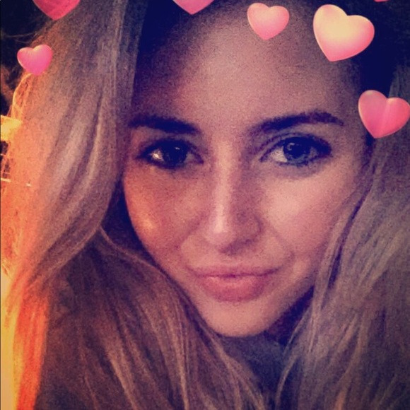 Profile Picture of Sarah Downs (@sarahdowns_18) on Poshmark