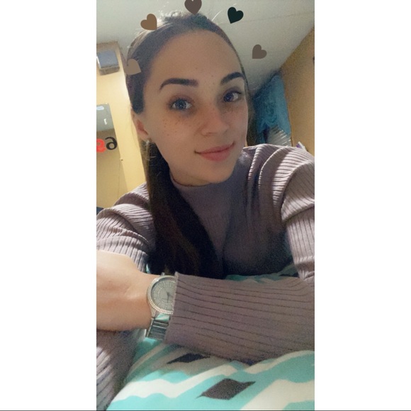 Profile Picture of Heather Deloreto (@heatherdeloreto) on Poshmark