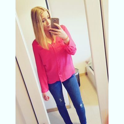 Profile Picture of Alexandra Reinharton Twitter