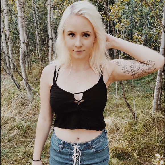 Profile Picture of Emily Hoeper (@emilyeleanorh) on Poshmark