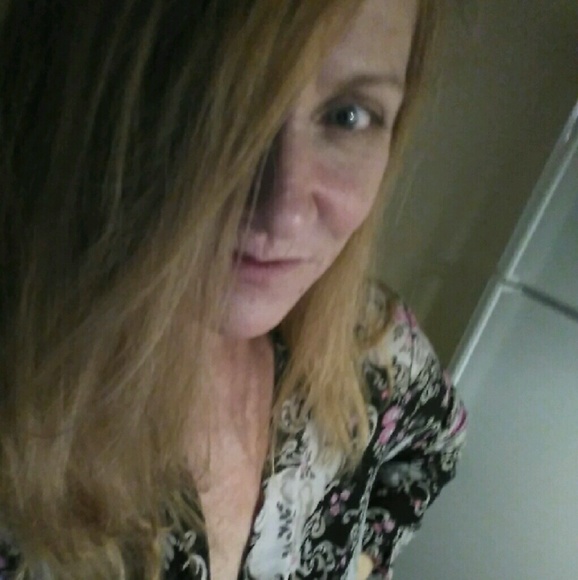 Profile Picture of Nancy Neumann (@alphabeteyes) on Poshmark