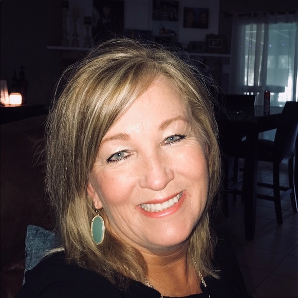 Profile Picture of Lori Deen (@lorievonne) on Poshmark