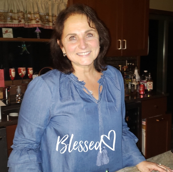 Profile Picture of Lisa Devleeschouwer grobbel (@lisag300) on Poshmark