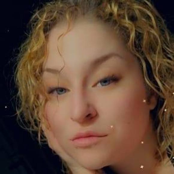 Profile Picture of Hillary Janka (@hillj0813) on Poshmark