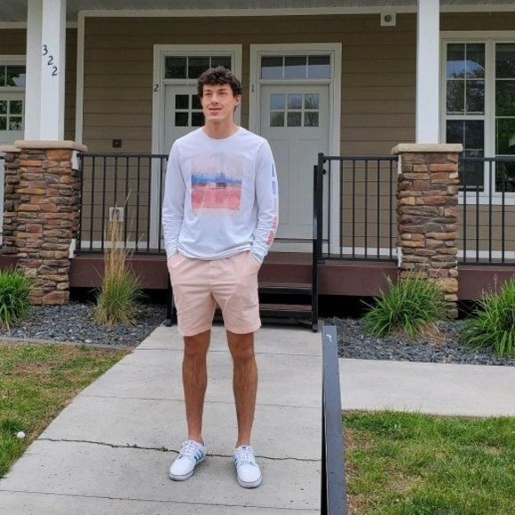 Profile Picture of Sam Wells (@sammwells21) on Poshmark