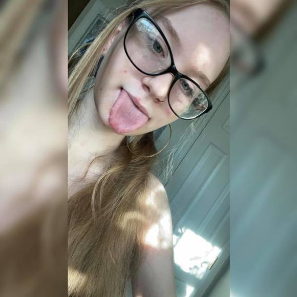 Profile Picture of Cloey Wands (@cloeyboo123) on Poshmark