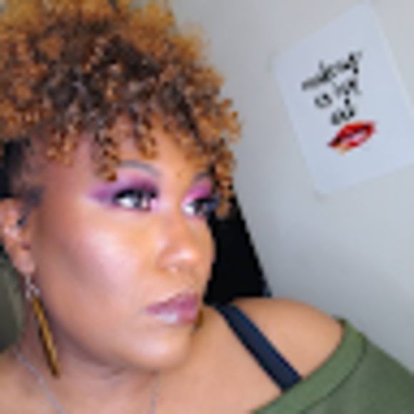 Profile Picture of Danielle Barker (@dcbarker011) on Poshmark