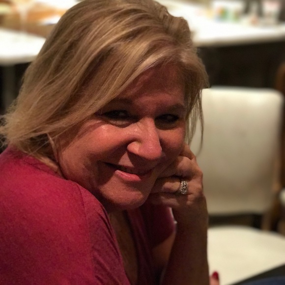 Profile Picture of Linda Schierling (@lschie) on Poshmark