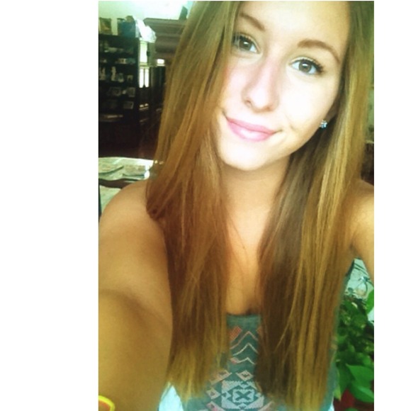 Profile Picture of Serena Hanson (@heyyitsserena) on Poshmark