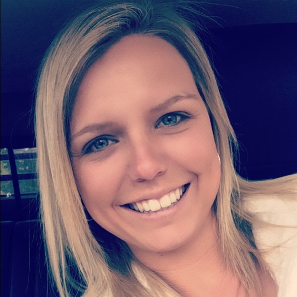 Profile Picture of Courtney Farrington (@courtneylynn143) on Poshmark