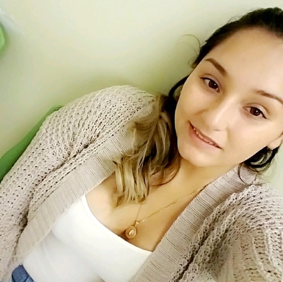 Profile Picture of Elizabeth Delatorre (@elizabethren_15) on Poshmark