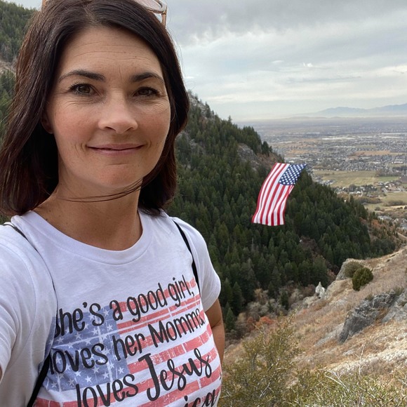 Profile Picture of Stacie Austad (@jellosquares) on Poshmark