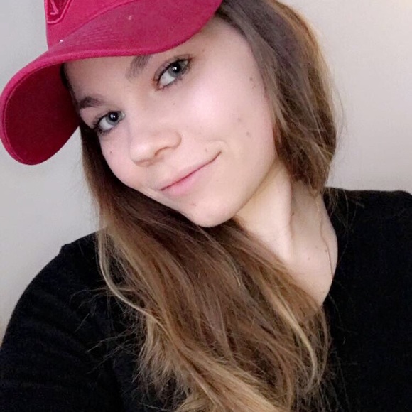 Profile Picture of Haley Jurbala (@jurbalahaleyy) on Poshmark