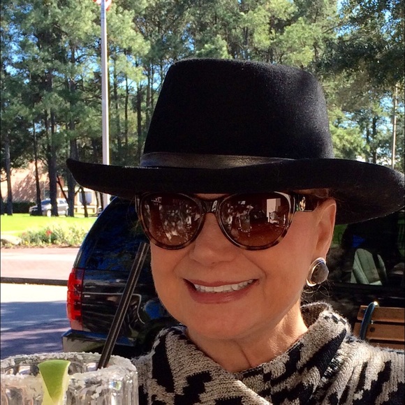 Profile Picture of Beth Higgins (@birdsonata) on Poshmark