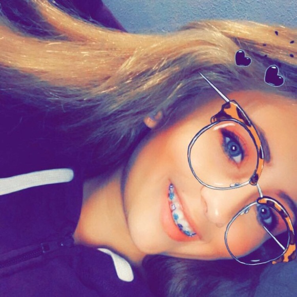 Taylor Huffsmith - Poshmark Profile Picture of Taylor Huffsmith (@taylorhuffsmith) on Poshmark