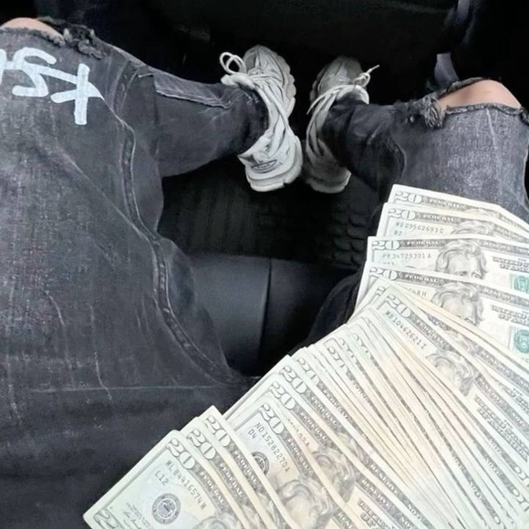 Profile Picture of Jesus Aceituno (@luh1zells) on Poshmark