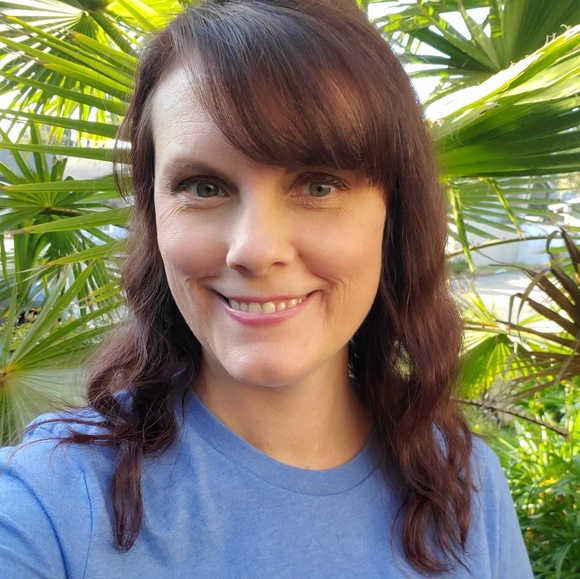 Profile Picture of Danielle Coates (@wellnesswize) on Poshmark