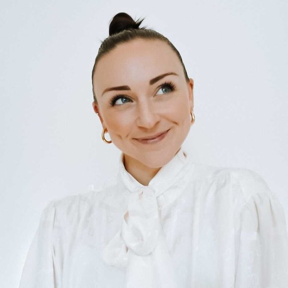 Profile Picture of Lindsay Igoe (@lindsayigoe) on Poshmark