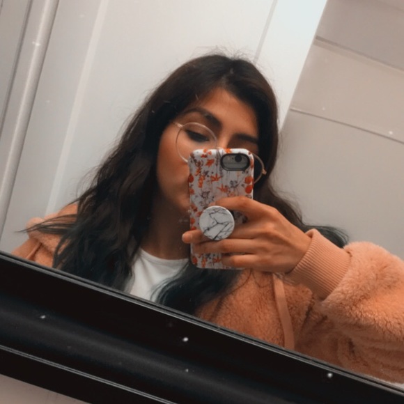 Profile Picture of Siania Canales (@sianiaa_) on Poshmark