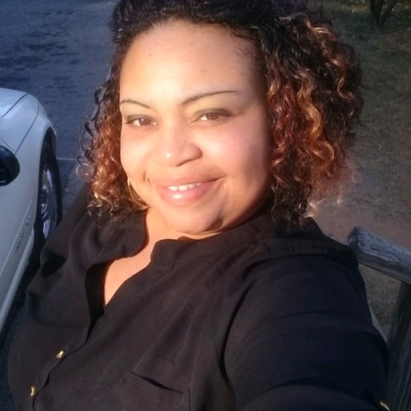 Profile Picture of Stephanie Setzer (@stephanie_4176) on Poshmark