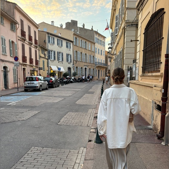 Profile Picture of Julianne Vallotton (@jvallotton) on Poshmark