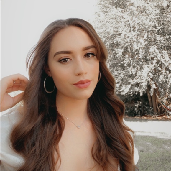 Profile Picture of Julia Larralde (@juliainez1) on Poshmark