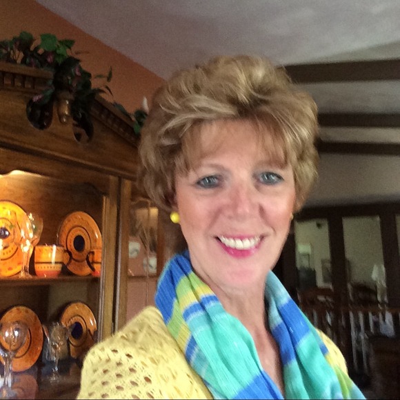 Profile Picture of Vivian Scott (@loveapepper) on Poshmark