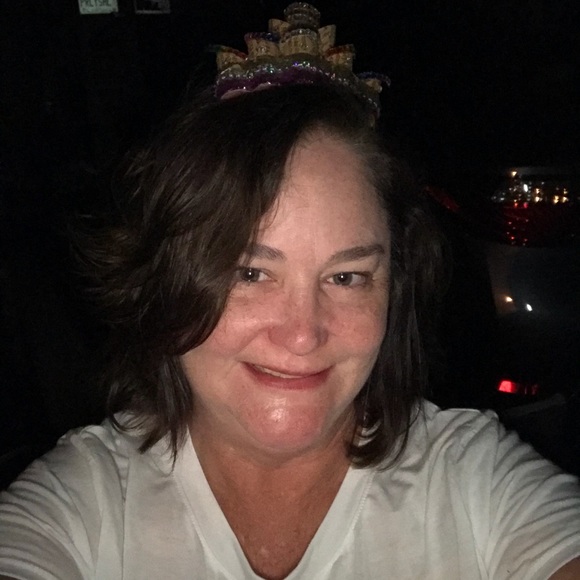 Profile Picture of Lisa Stiles (@lees6340) on Poshmark