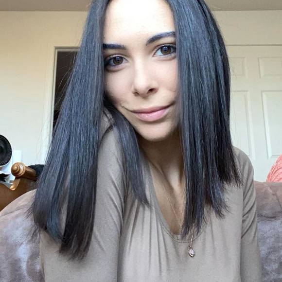 Profile Picture of Ashleigh Maginn (@ashleighmaginn) on Poshmark