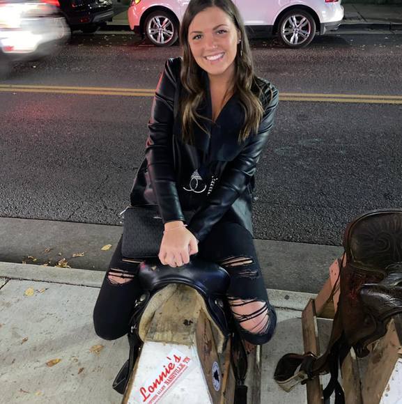 Profile Picture of Jordyn Kreager (@jordynkreager) on Poshmark