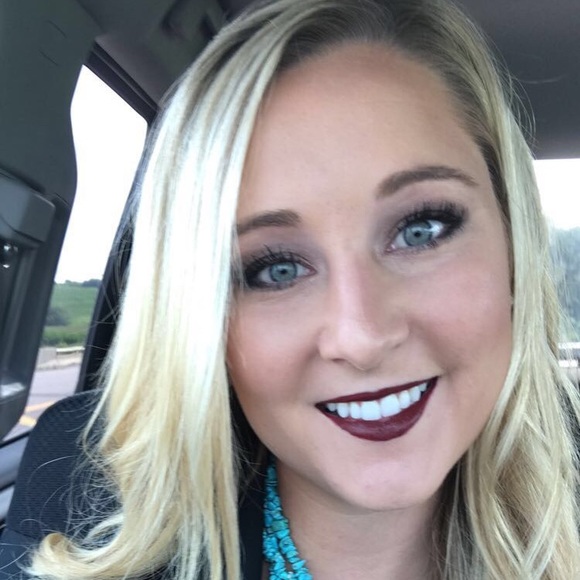 Profile Picture of Danielle Schneider (@daniellelouises) on Poshmark