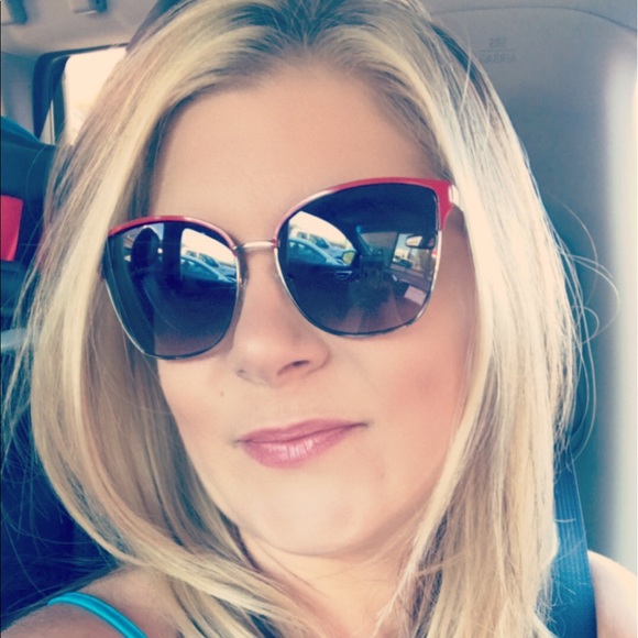 Profile Picture of Renee Hodor (@reneen85) on Poshmark