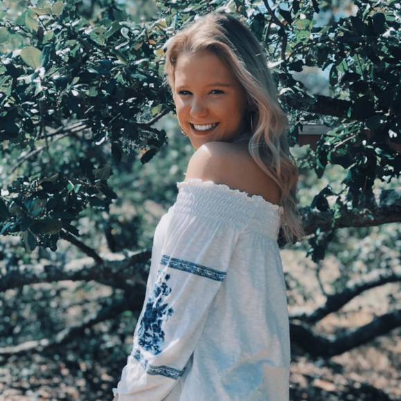 Profile Picture of Alianna Fellerer (@aliannarose) on Poshmark