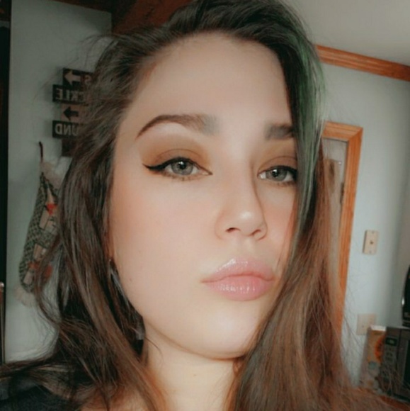 Profile Picture of Marisa Defabbo (@defabbo) on Poshmark