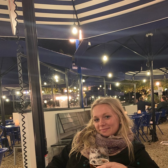 Profile Picture of Danielle Siwek (@daniellesiwek) on Poshmark