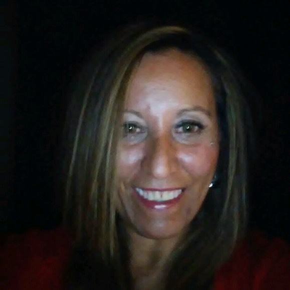 Profile Picture of Denise Calvert (@neecb) on Poshmark